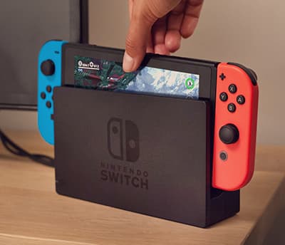 Nintendo Switch -konsoli laitetaan telakkaan jolloin kuvan saa TV-ruudulle