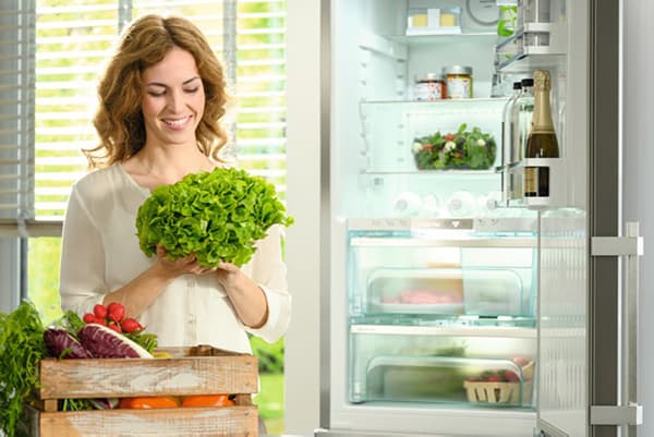Jääkaappi auki ja tuoretta ruokaa, salaattia