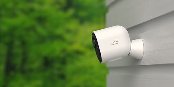 Arlo Ultra -valvontakamera kiinni ulkoseinässä