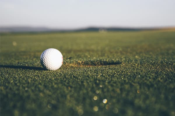 Golfpallo ja reikä