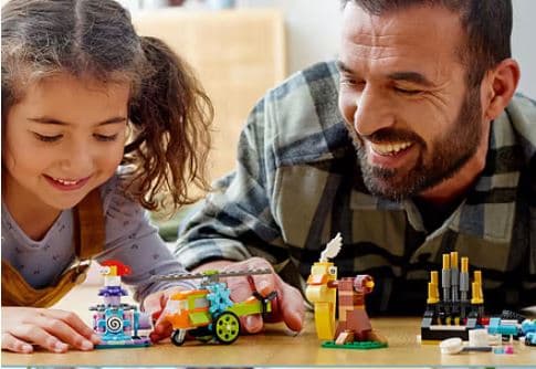 Isä ja lapsi leikkivät Legoilla