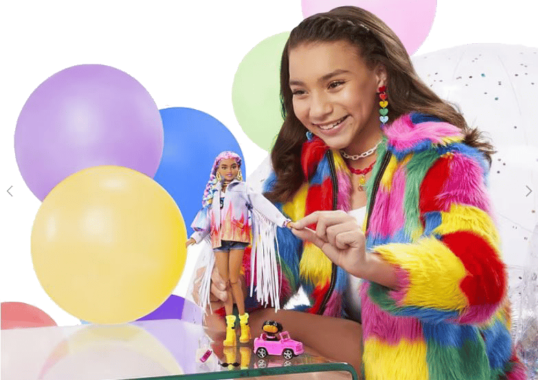 Tyttö leikkii Barbie -nukella