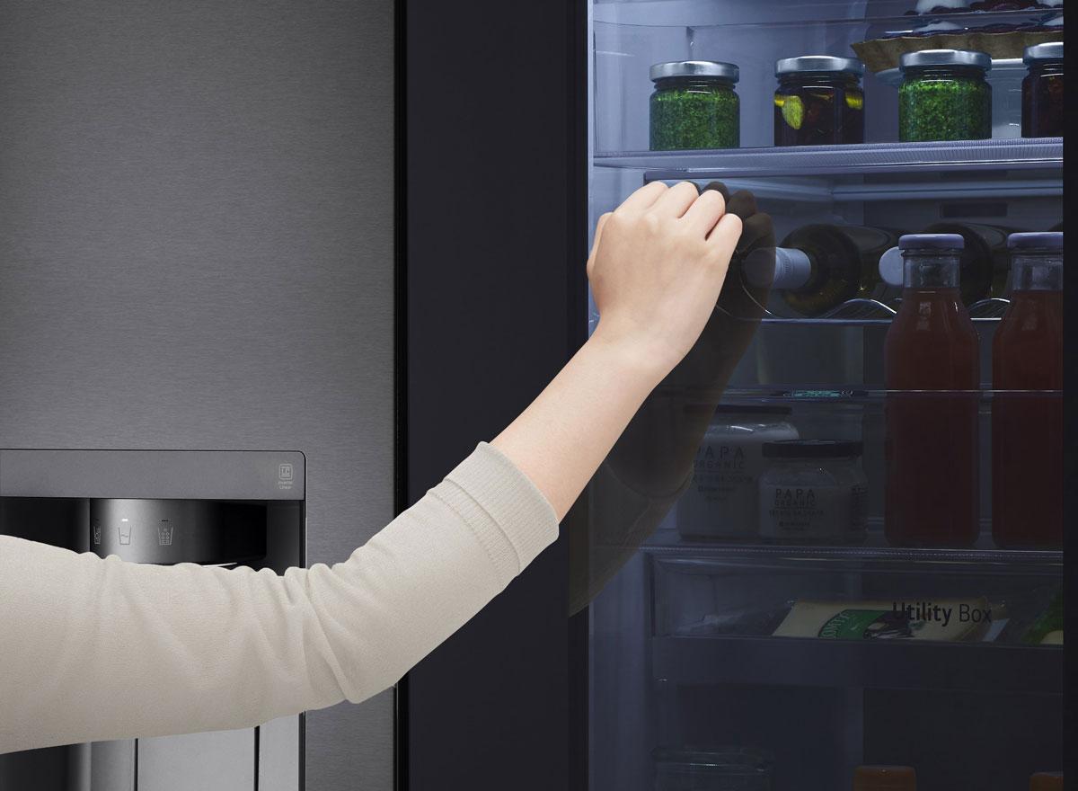 Valaistuvalla InstaView -peililasilla varustettu jääkaappi. Kuva: LG