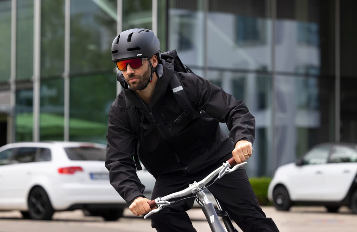 Pyöräilijä kaupunkiympäristössä. Kuva: Uvex