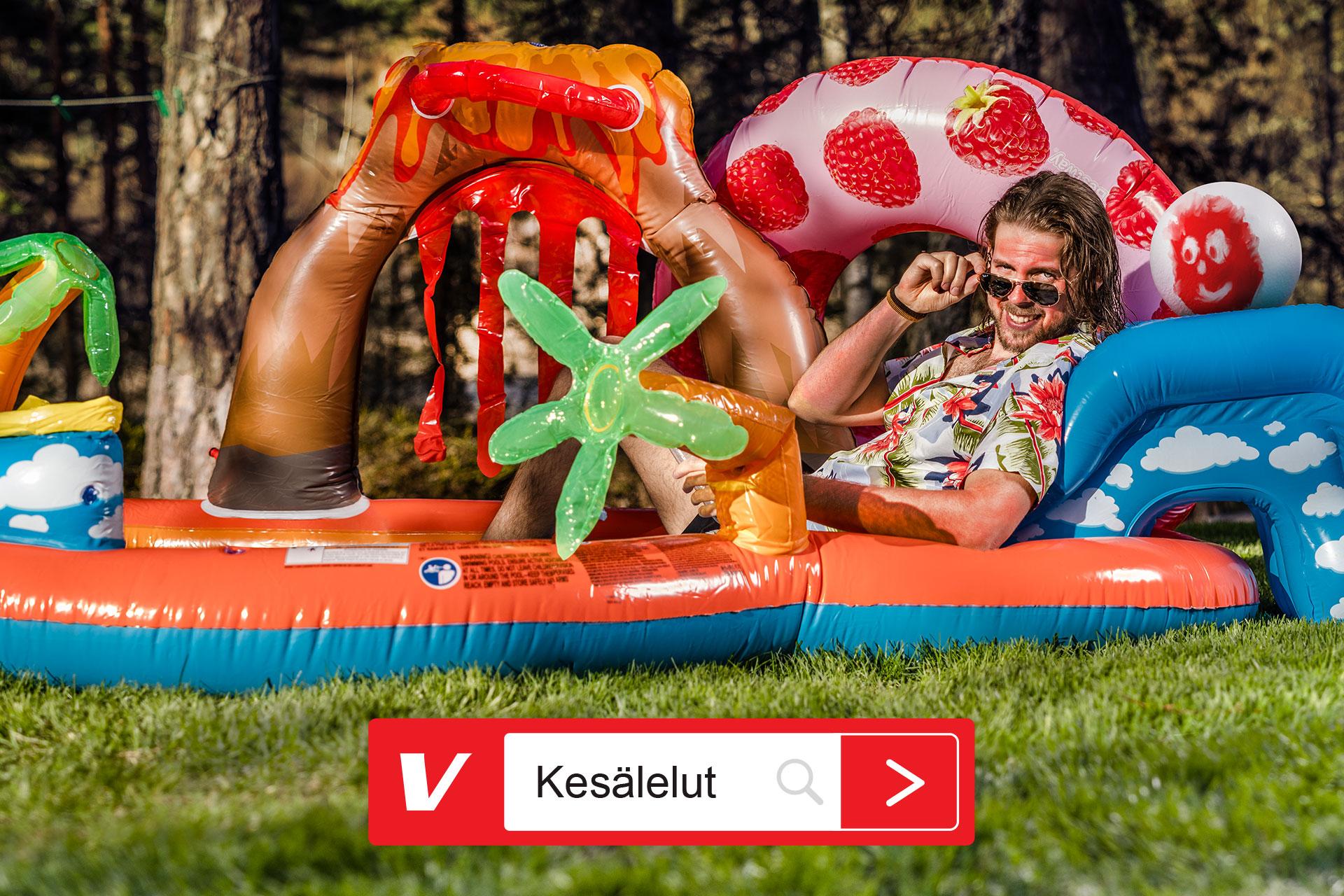 Hyvä lomailija, katso Verkkokaupasta 'Kesälelut'. Kuvassa kesästä nauttiva mies lasten uima-altaassa.