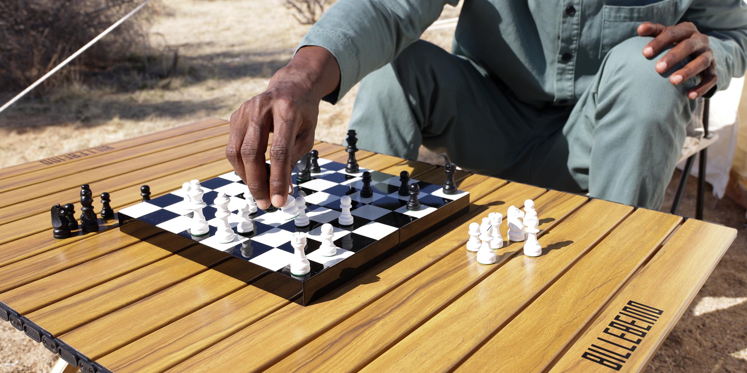 Mies pelaa Billebeino-shakkia aavikolla