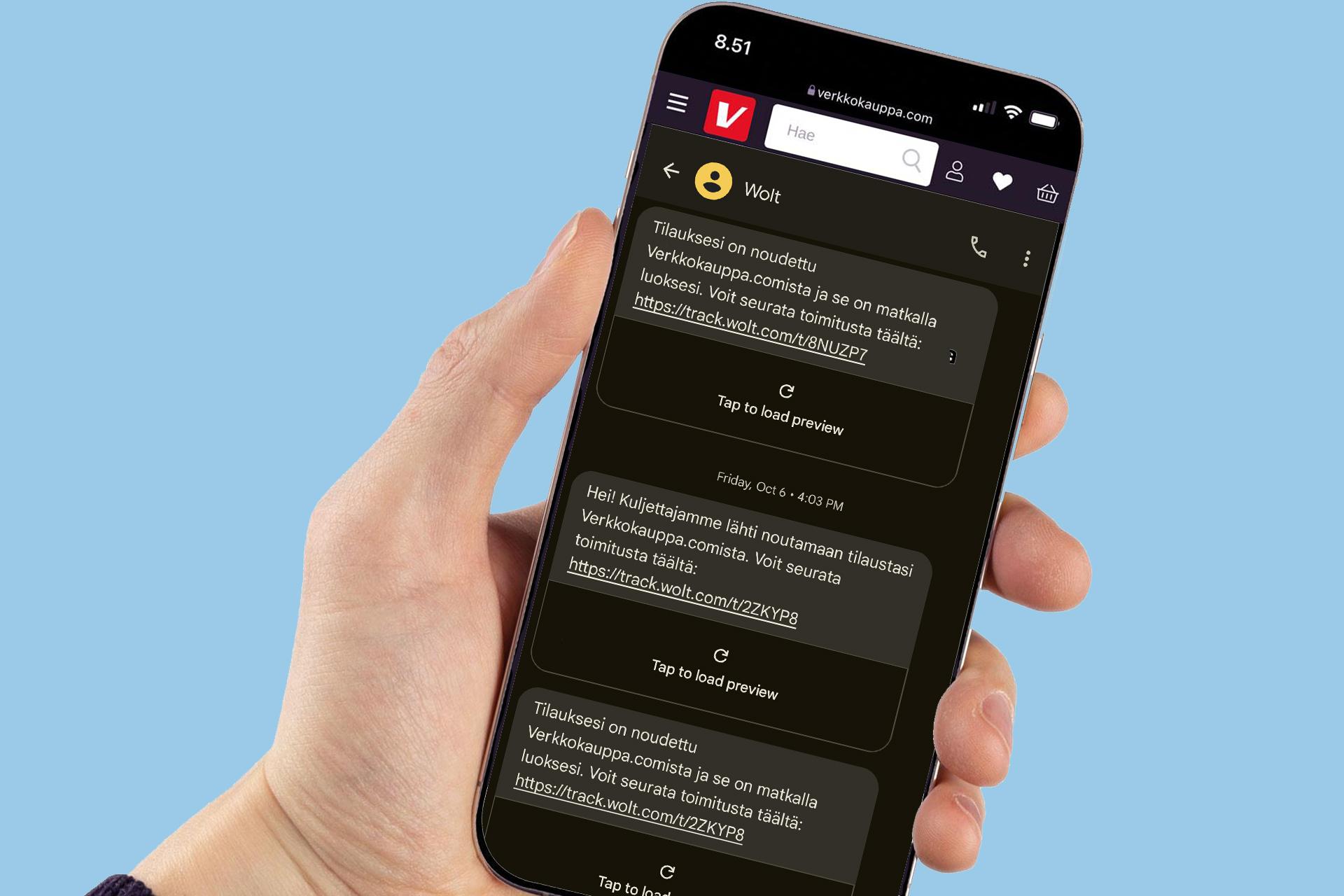 Kuvassa kännykkä kädessä. Ruudulla on Woltin toimitus tunnissa tiedot