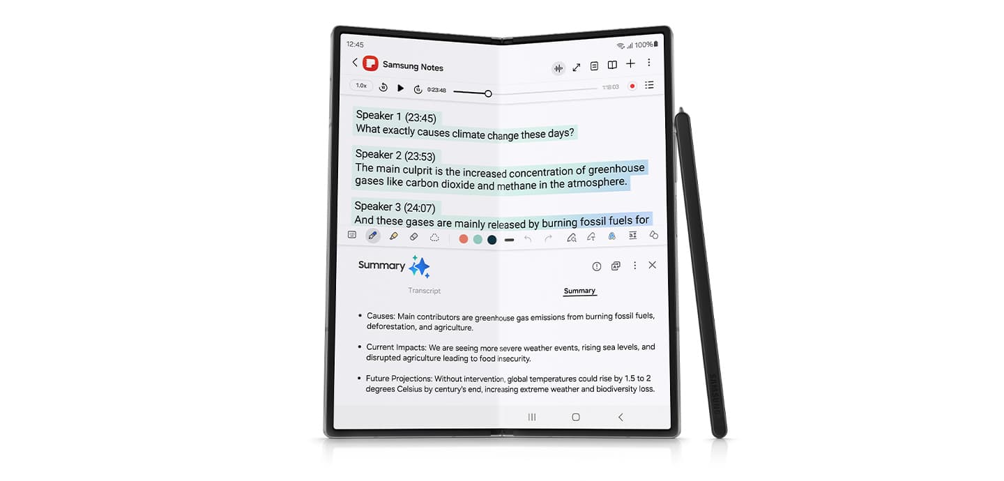 Samsung Notes -sovellus on avoinna kokoontaitetun Galaxy Z Fold6:n näytöllä. Note Assist -toiminto on aktivoitu tuottamaan äänitteestä transkriptio ja yhteenveto. S Pen nojaa laitetta vasten.