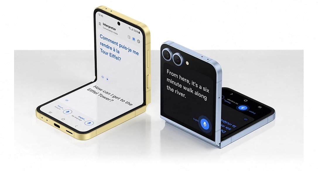 Keltainen Galaxy Z Flip6 nähdään FlexMode-tilassa päänäytöltä. Toinen Galaxy Z Flip6 sinisessä värissä nähdään FlexMode-tilassa FlexWindow-ikkunasta. Käännös kahden kielen välillä näkyy molemmilla näytöillä.