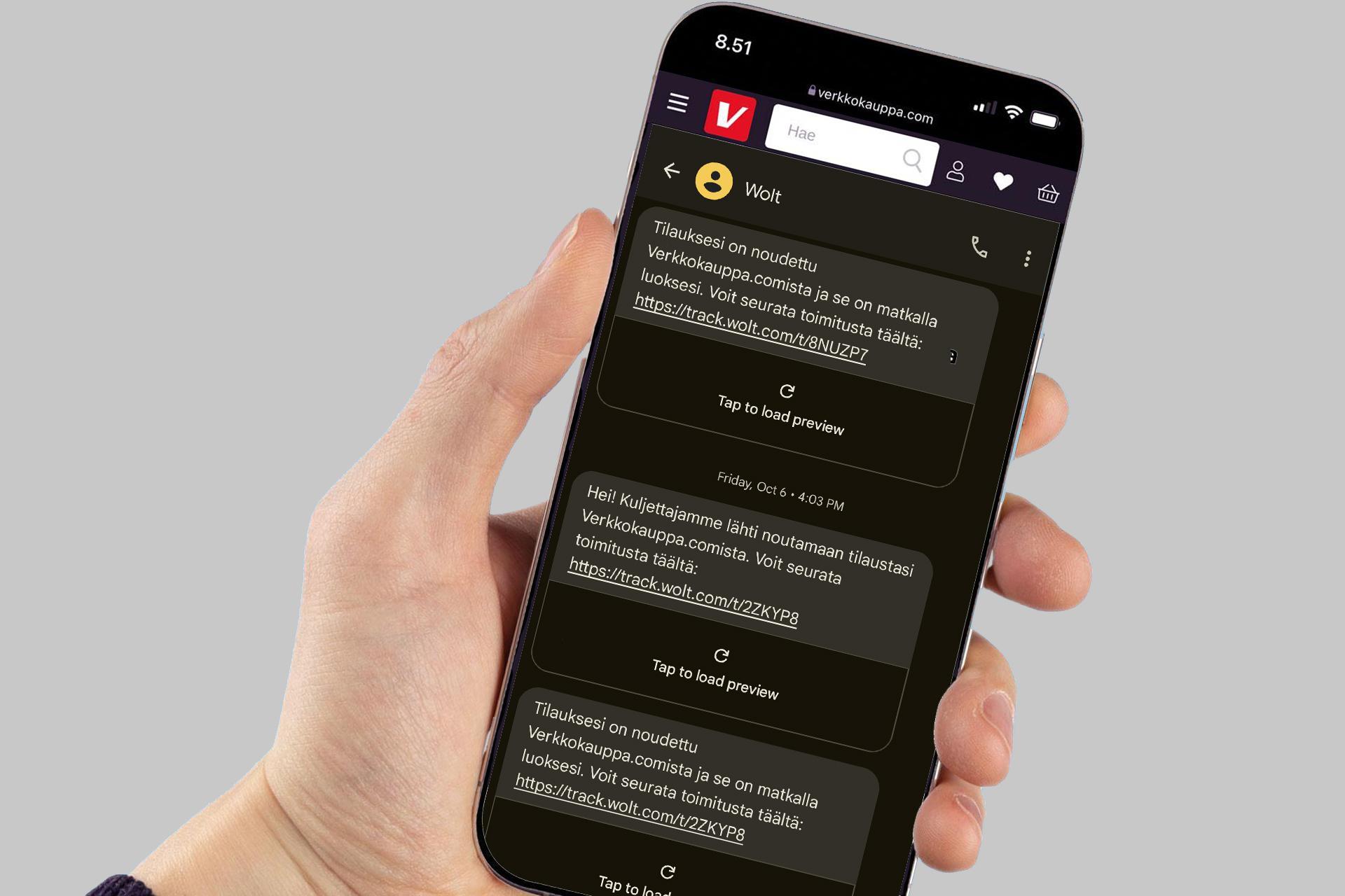 Kuvassa kännykkä kädessä. Ruudulla on Woltin toimitus tunnissa tiedot
