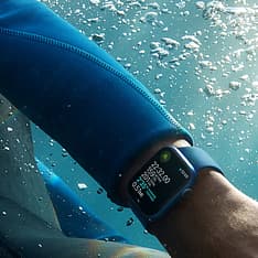 Apple Watch Series 7 (GPS) 41 mm keskiyön­sininen alumiinikuori ja keskiyönsininen urheiluranneke (MKMX3), kuva 4
