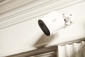Arlo Essential Spotlight -valvontakamera LED-valolla, valkoinen, 4 kpl tuotepaketti, kuva 2