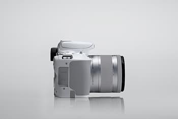 Canon EOS 200D -järjestelmäkamera, valkoinen + 18-55 IS STM -objektiivi, hopea, kuva 3