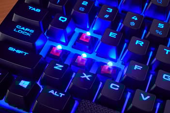 Corsair K63 Wireless -langaton mekaaninen pelinäppäimistö, Cherry MX Red –kytkimet, siniset-ledit, kuva 8
