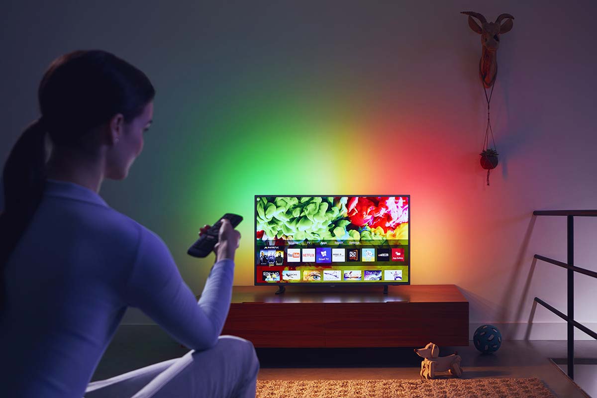 Sovellusvalikko auki televisiossa ja kaukosäädin