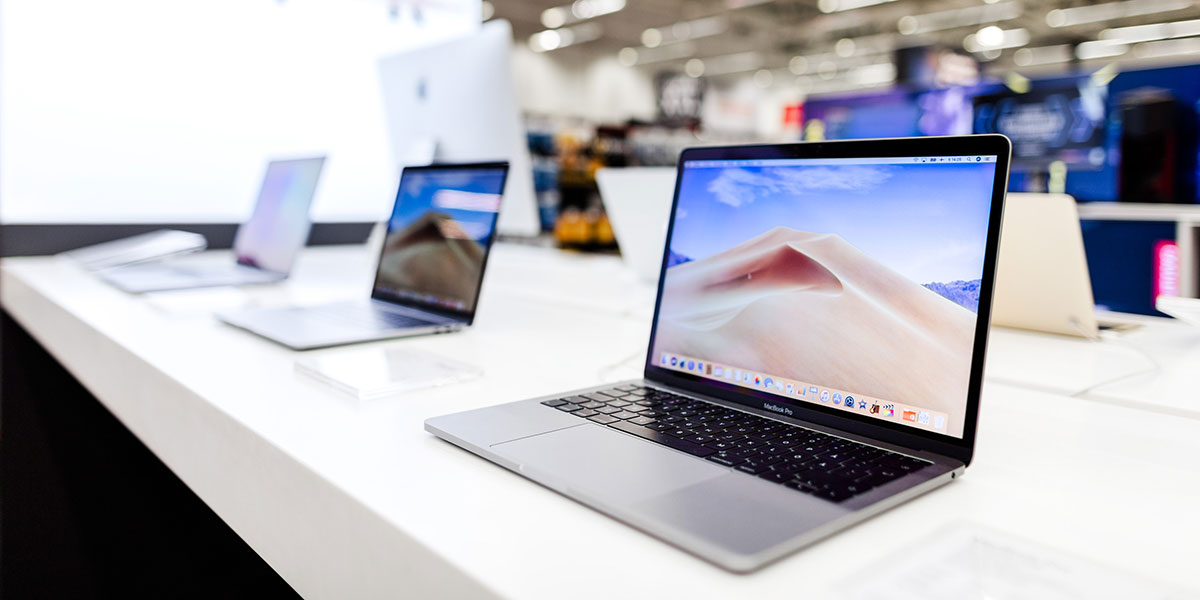 MacBook-kannettava esittelypöydällä