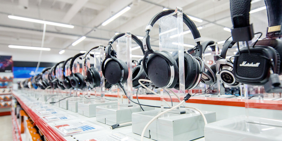 Kuulokkeet hylly, laaja valikoima