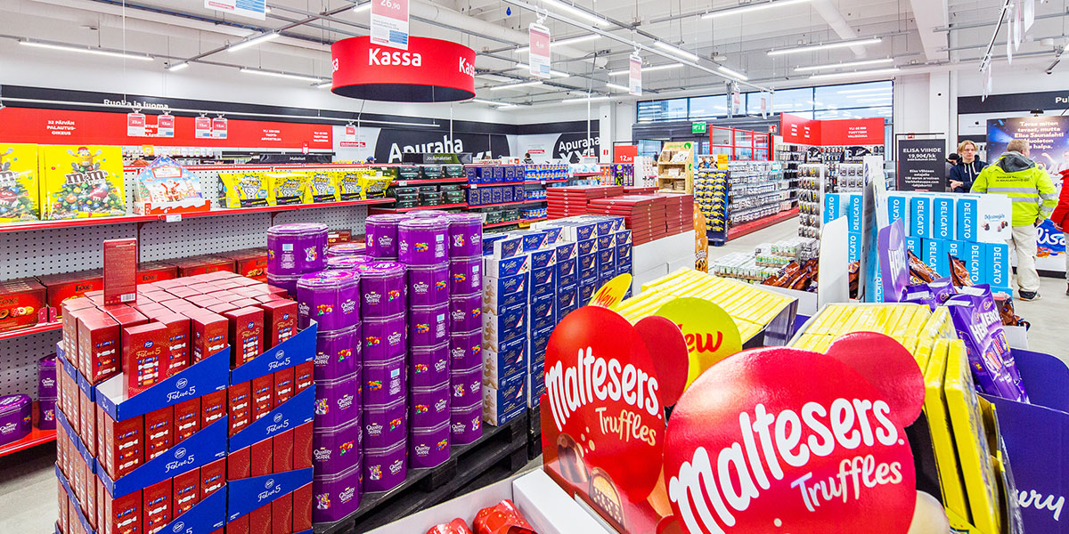 Kassan edusta ja makeisosasto, lavallisia karkkeja