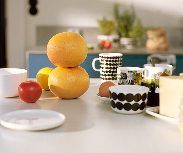 Marimekko-astioita aamiaispöydässä mandariinien kera
