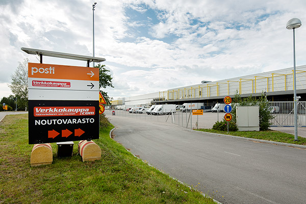 Kyltti ja nuolet ohjaamassa Verkkokauppa.comin nouovarastoon