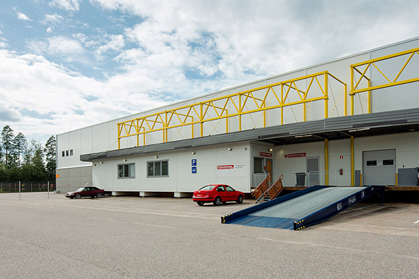 Noutovaraston lastauslaituri ulkopuolelta