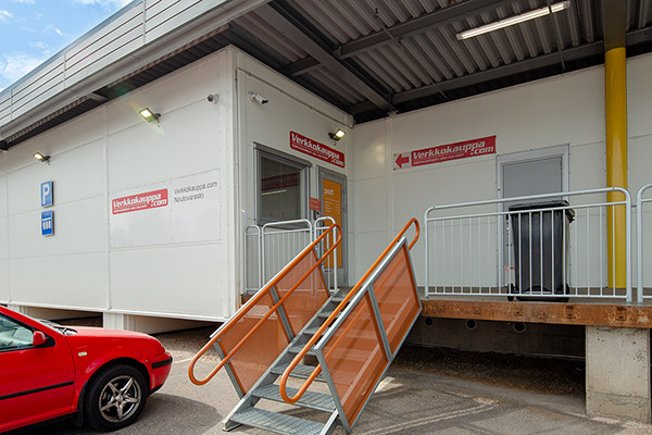 Noutovaraston sisäänkäynti