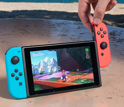 Nintendo Switch -peliohjaimet kiinnitetään konsoliin josta tulee handheld-konsoli