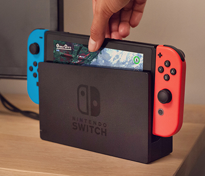Nintendo Switch -konsoli laitetaan telakkaan jolloin kuvan saa TV-ruudulle
