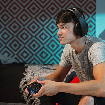 Pelaaja, Playstation-ohjain sekä kuulokkeet