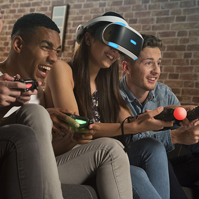 Porukka pelaamassa ja Playstation Move -ohjaimet