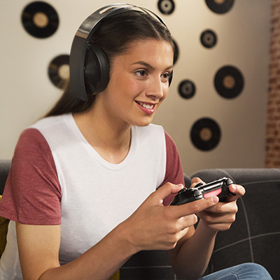 Pelaaja, Playstation-ohjain sekä kuulokkeet