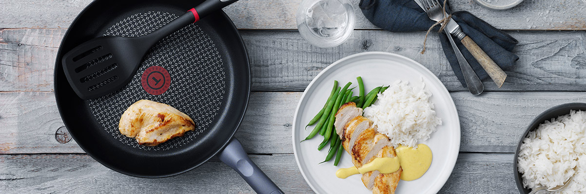 Tefal-paistinpannu ja paistinlasta sekä ruokaa