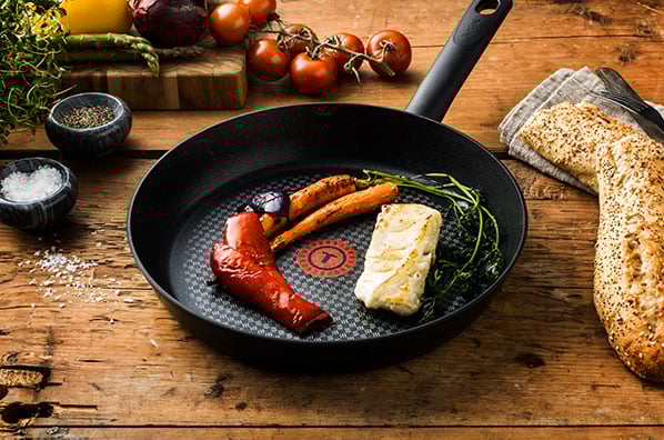 Tefal-paistinpannu ja paistettuja vihanneksia