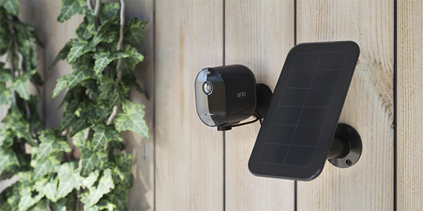 Arlo Pro 3 ja aurinkopaneeli