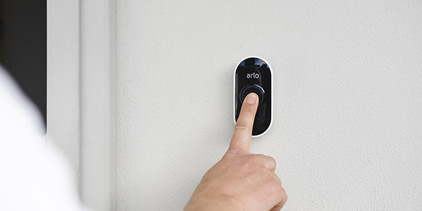 Arlo Audio Doorbell ulko-ovessa
