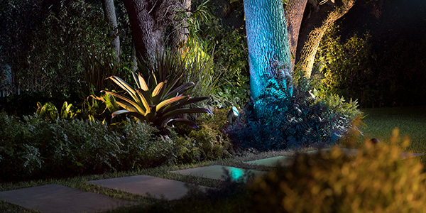Polku valaistu Philips Hue Outdoor-valaisimilla