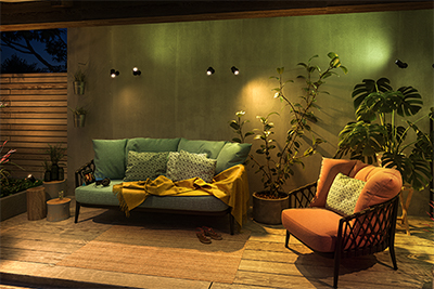 Philips Hue -valot valaisemassa pihaa ja terassia