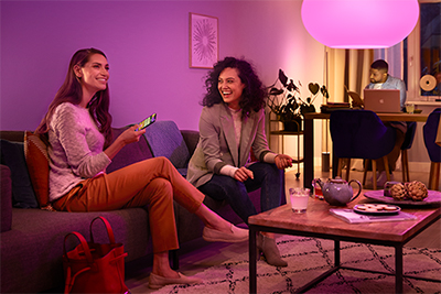 Philips Hue -valot valaisemassa olohuonetta