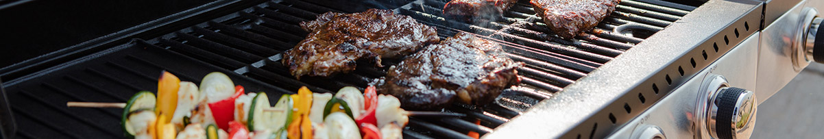 Kesäistä grilliruokaa hrillillä - kasvisvartaita ja grillattua lihaa.