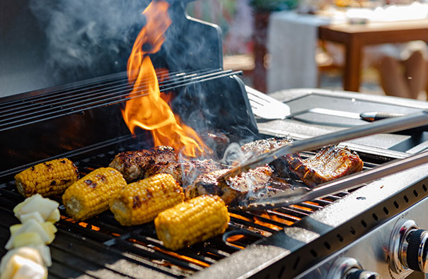 Grillillä maissia, sipulia ja lihaa