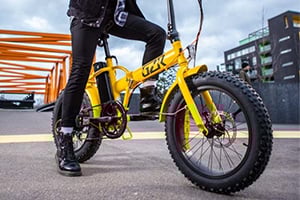 Iloisen keltainen ja tyylikäs GZR-sähköfatbike Jätkäsaaressa