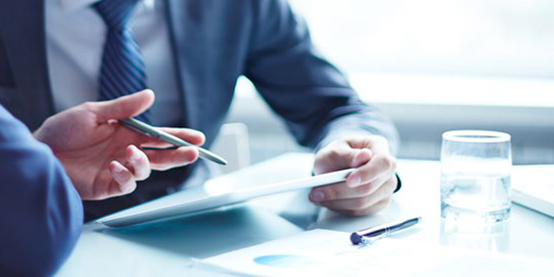 Tabletilla suunnittelemassa ostoksia