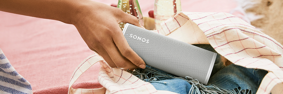 Sonos kannettava älykaiutin rannalla