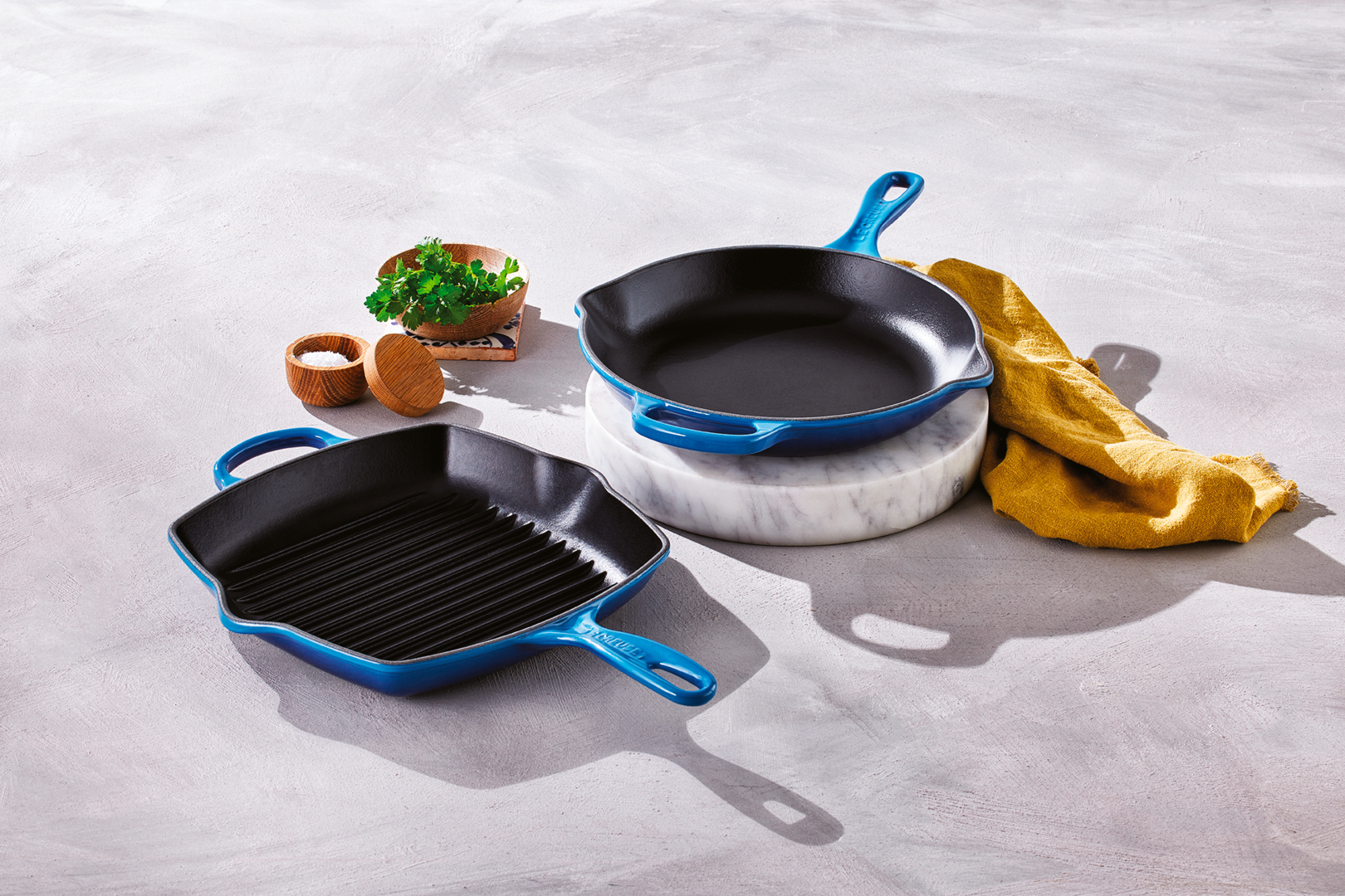 Le Creuset Signature -valurautapannu puukahvalla, 28 cm, Deep Teal