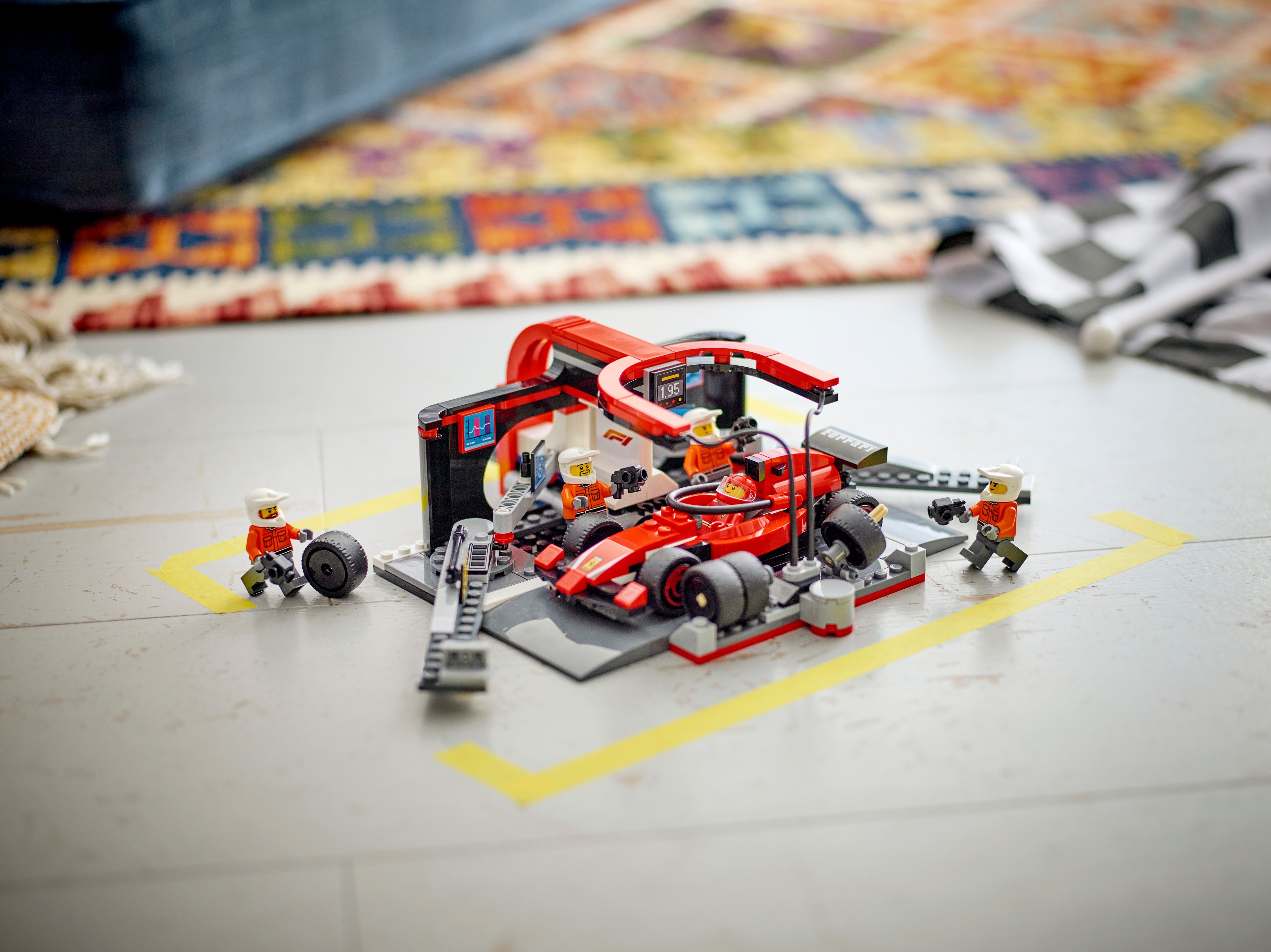 LEGO City 60443 – F1-varikkopysähdys ja varikkomiehistö sekä Ferrari-auto