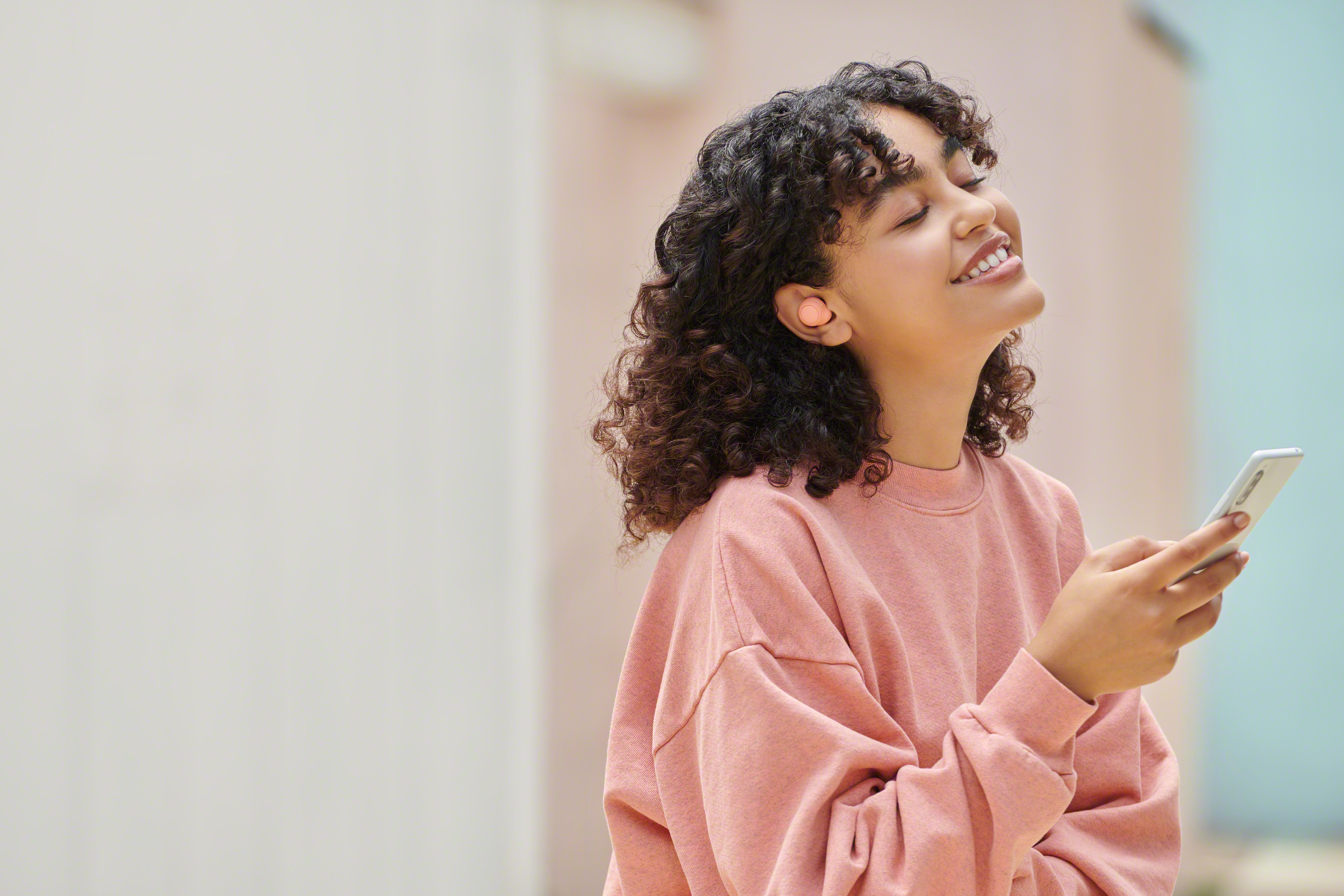 Sony WF-C500 -nappikuulokkeet, persikka 5 Sony WF-C500 -nappikuulokkeet, persikka - Image 5