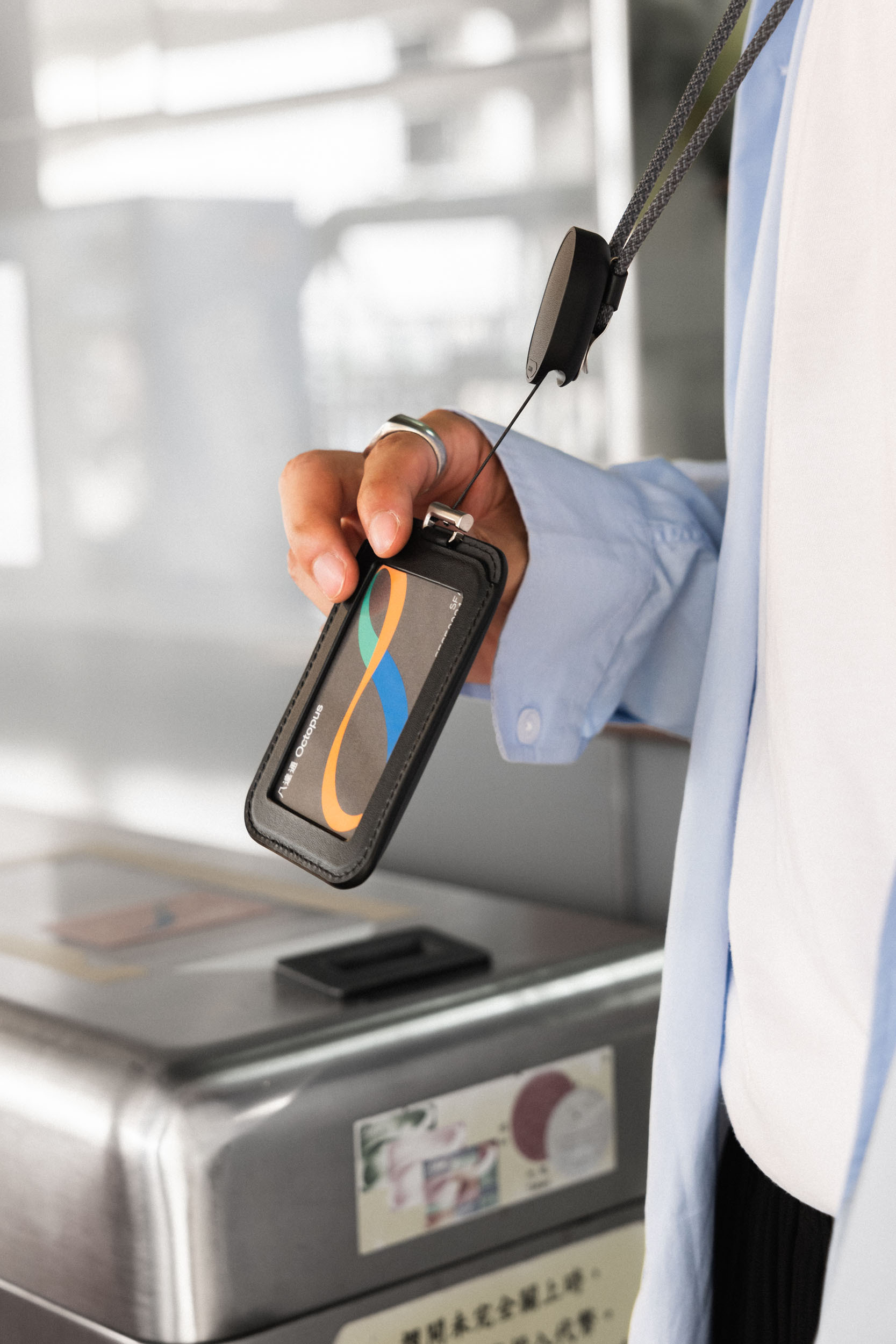 Orbitkey ID Card Holder Pro -henkilökorttikotelo kaulanauhalla, musta