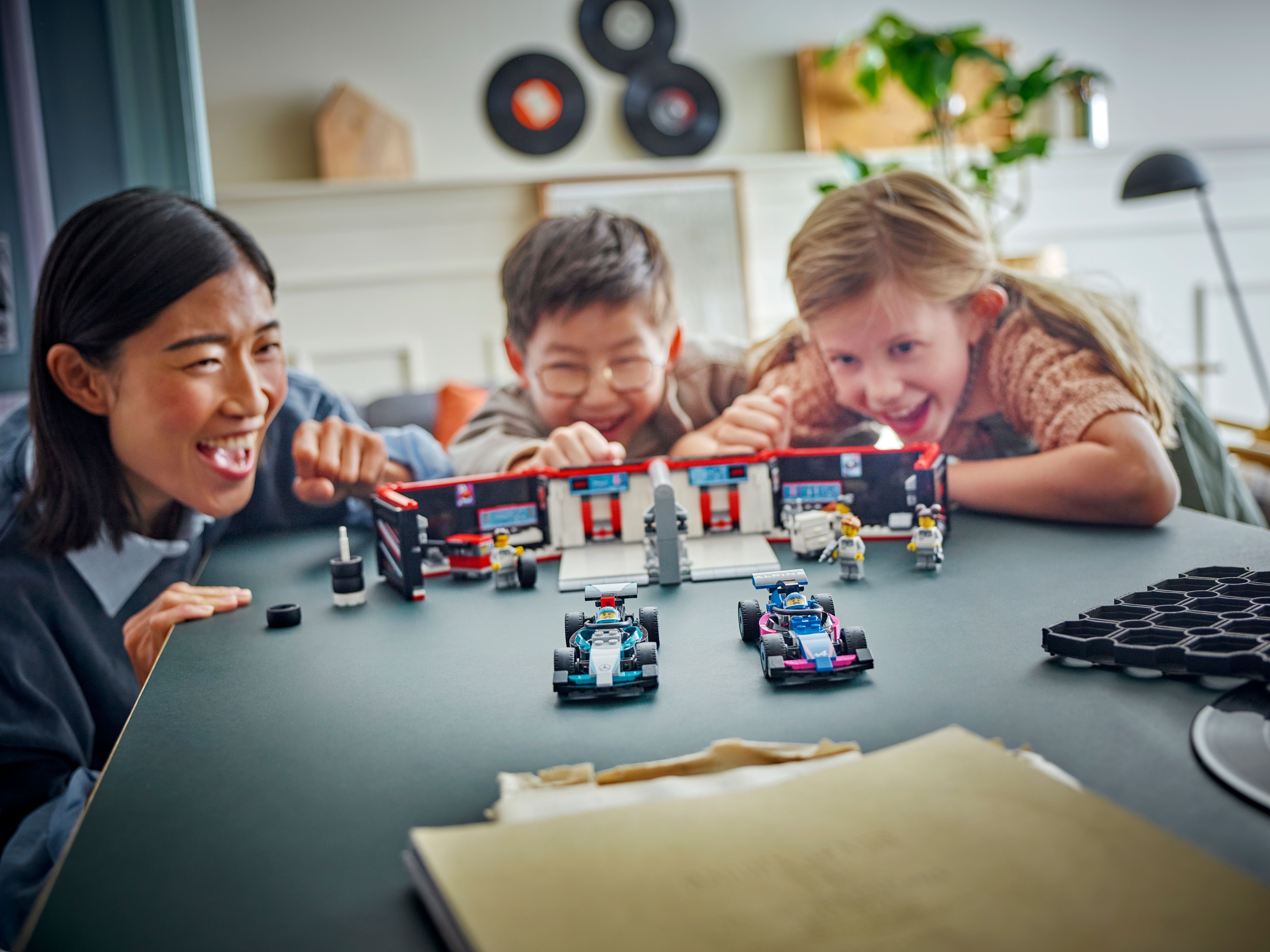 LEGO City 60444 – F1-talli ja Mercedes-AMG‑ ja Alpine-autot