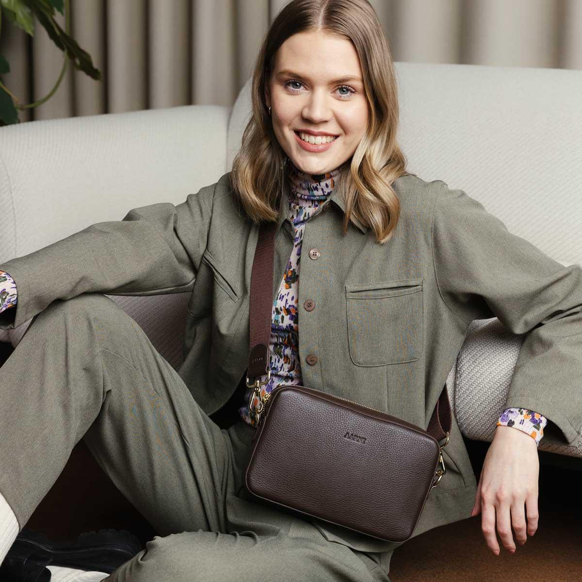 Aarni Large Crossbody Bag -olkalaukku, tummanruskea/kulta