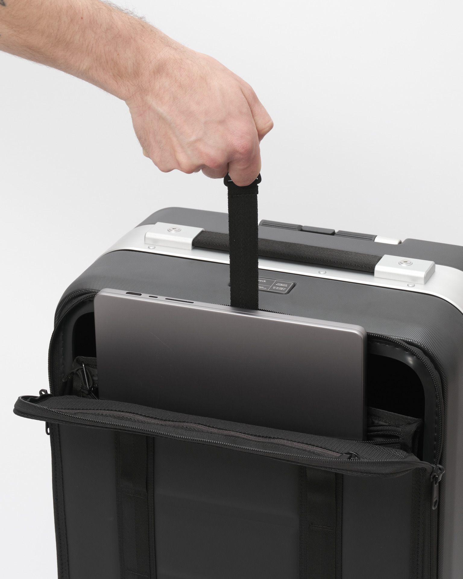 Db The Ramverk Pro Front-Access Cabin Luggage -matkalaukku, 55 cm, musta/hopea